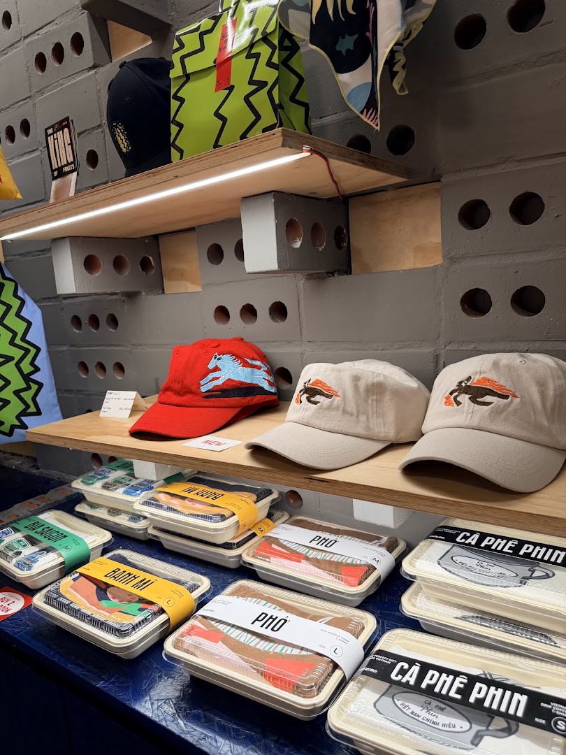 OHQUAO Souvenir Dept.: clear display of shop products