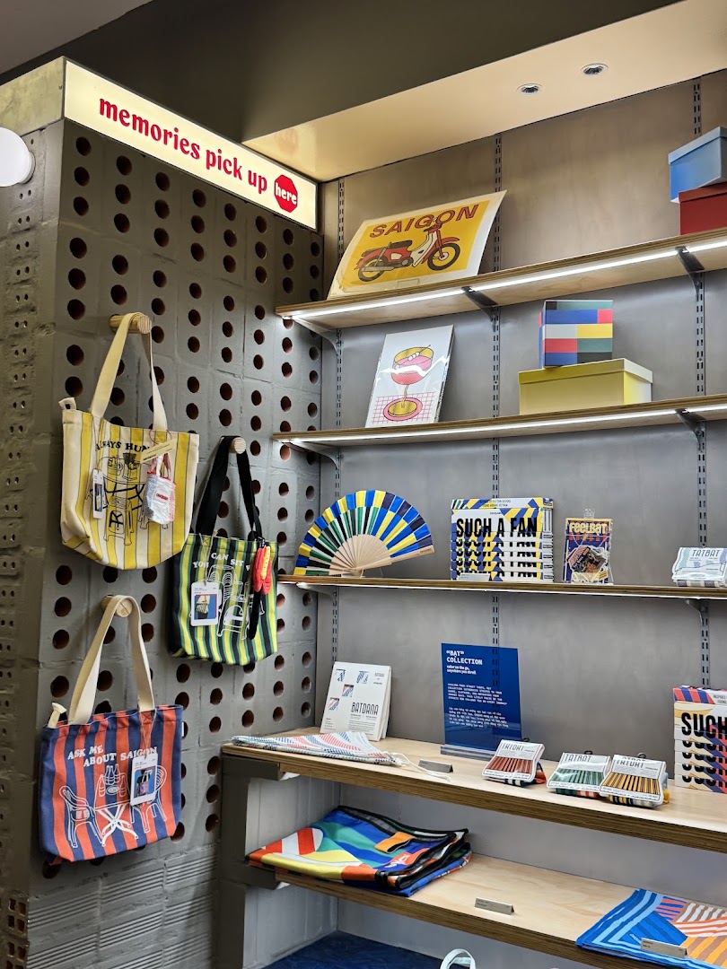 OHQUAO Souvenir Dept.: clear display of shop products