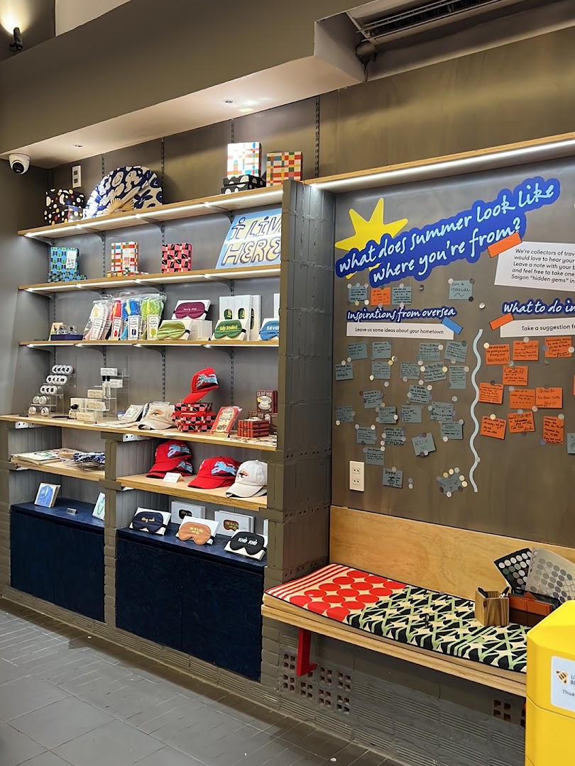 OHQUAO Souvenir Dept.: clear display of shop interior