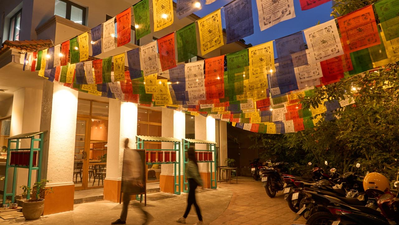 Om Momo: inviting atmosphere with prayer flags