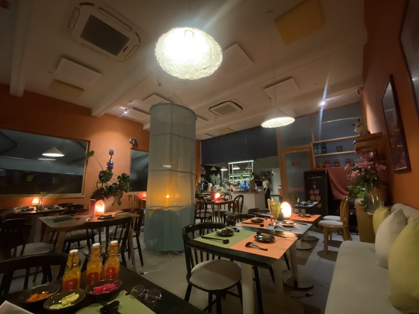 Om Momo: inviting restaurant interior atmosphere