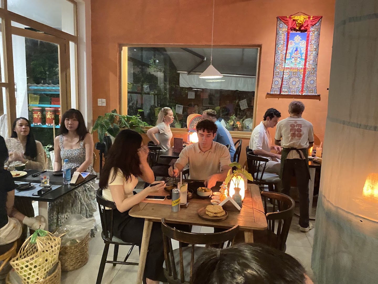 Om Momo: inviting restaurant atmosphere