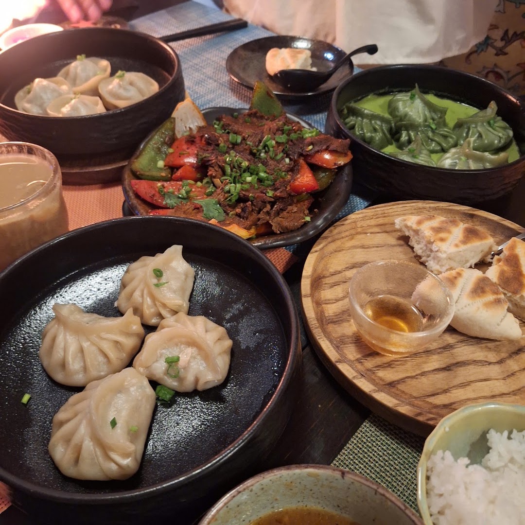 Om Momo: appetizing display of restaurant food