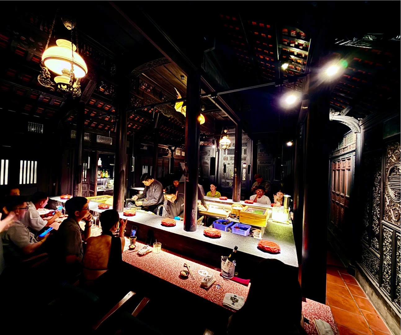 Omakase Tiger Thảo Điền: atmospheric shot of restaurant interior
