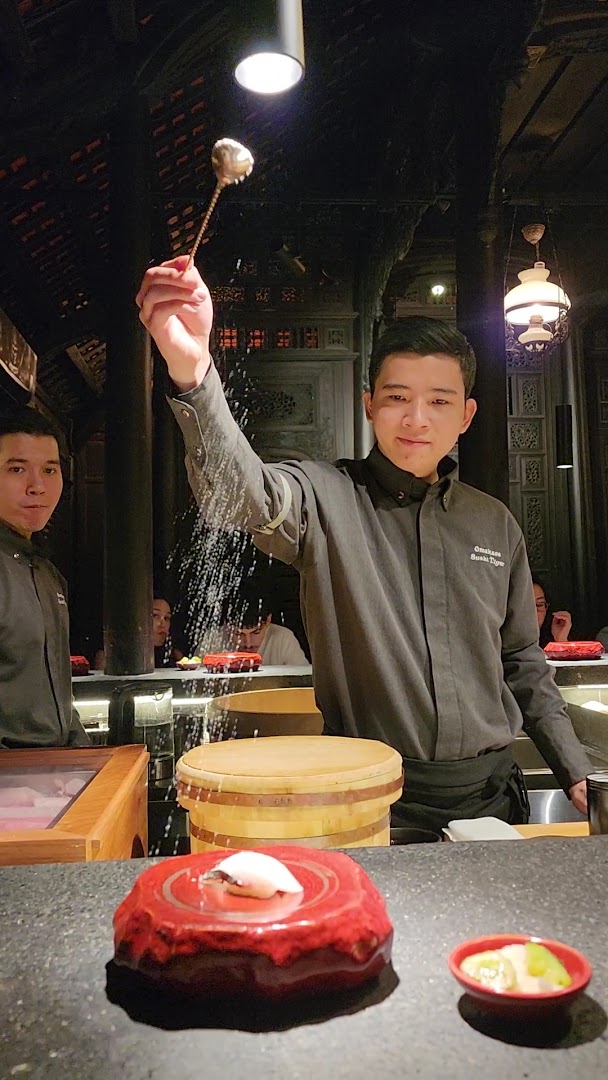 Omakase Tiger Thảo Điền: professional photo of chef preparing food