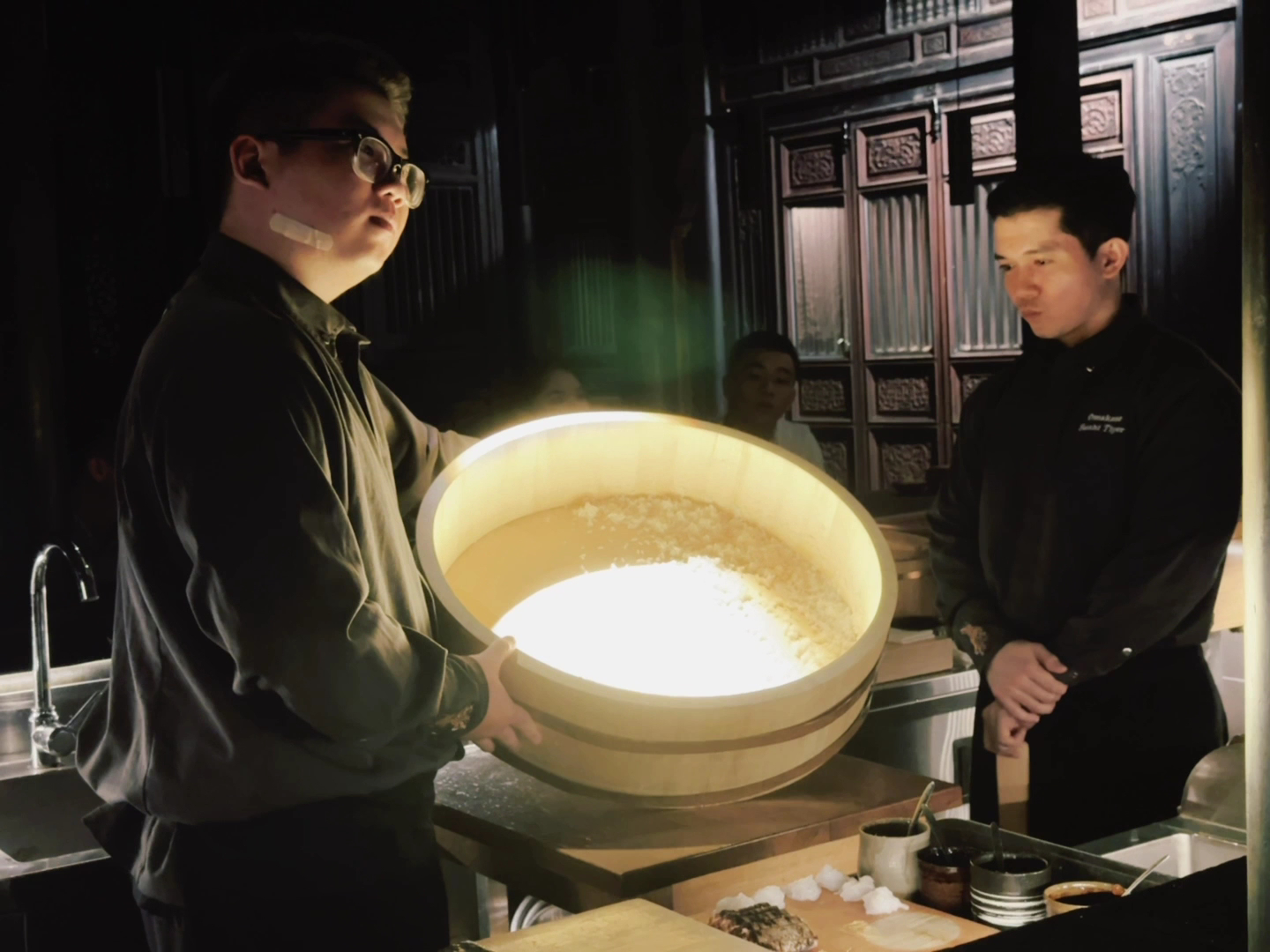 Omakase Tiger Thảo Điền: professional photo of chefs preparing