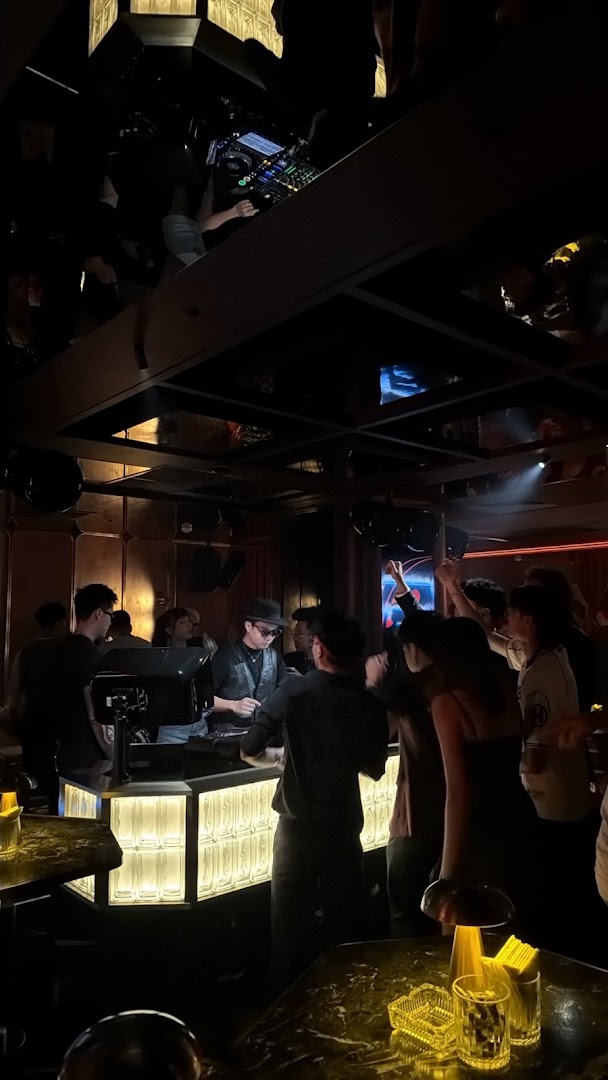 Papi: vibrant bar atmosphere well