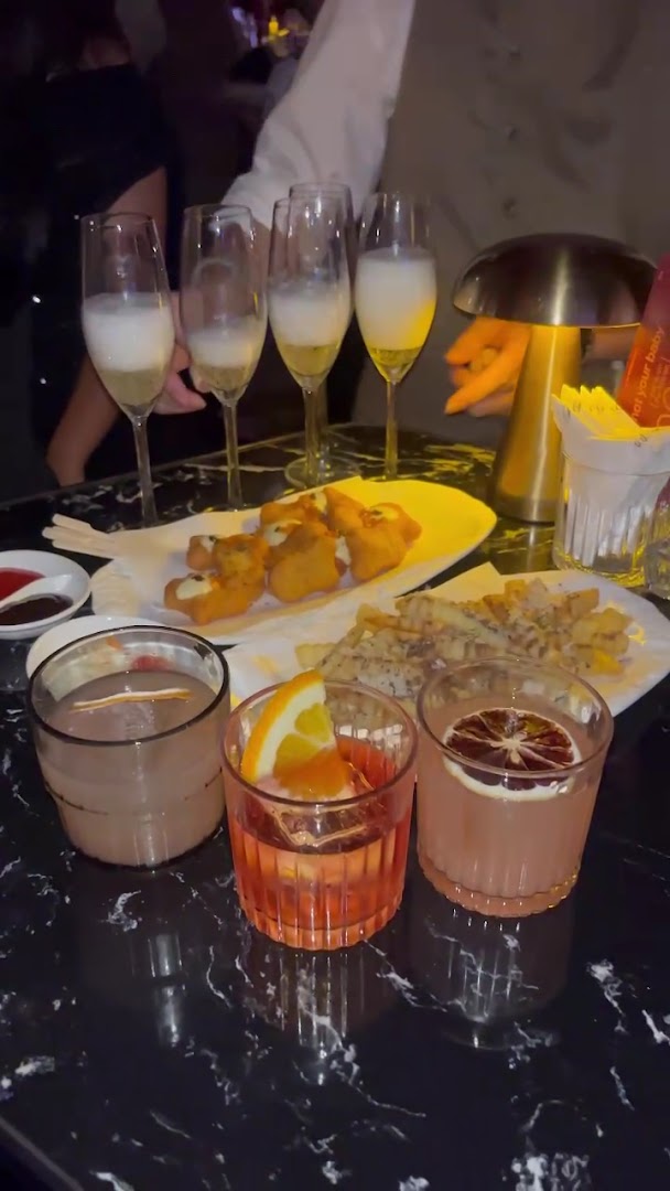 Papi: appetizing drinks and food display