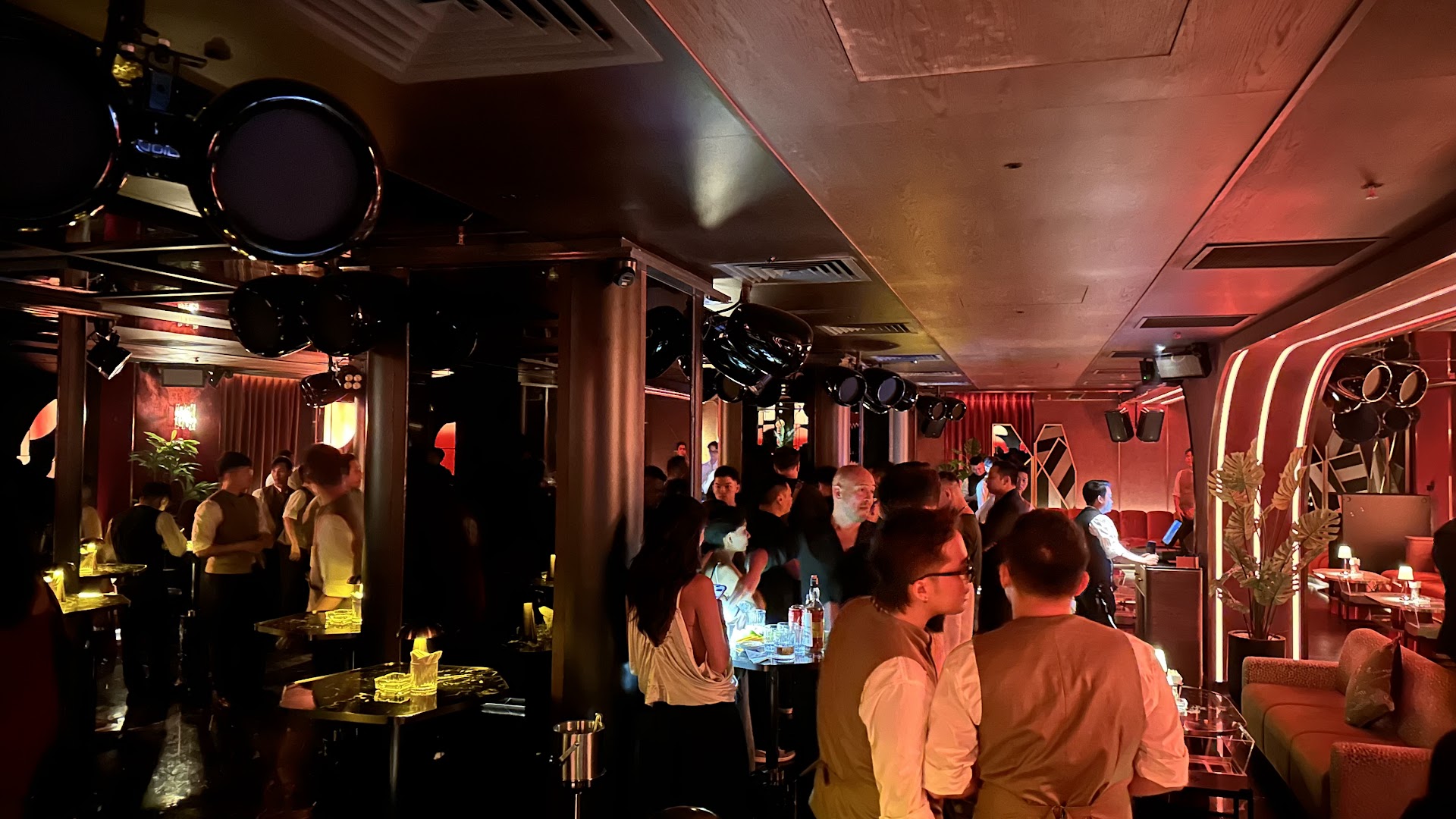 Papi: vibrant bar atmosphere well