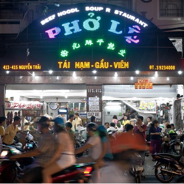 Phở Lệ: vibrant atmosphere showing busy venue