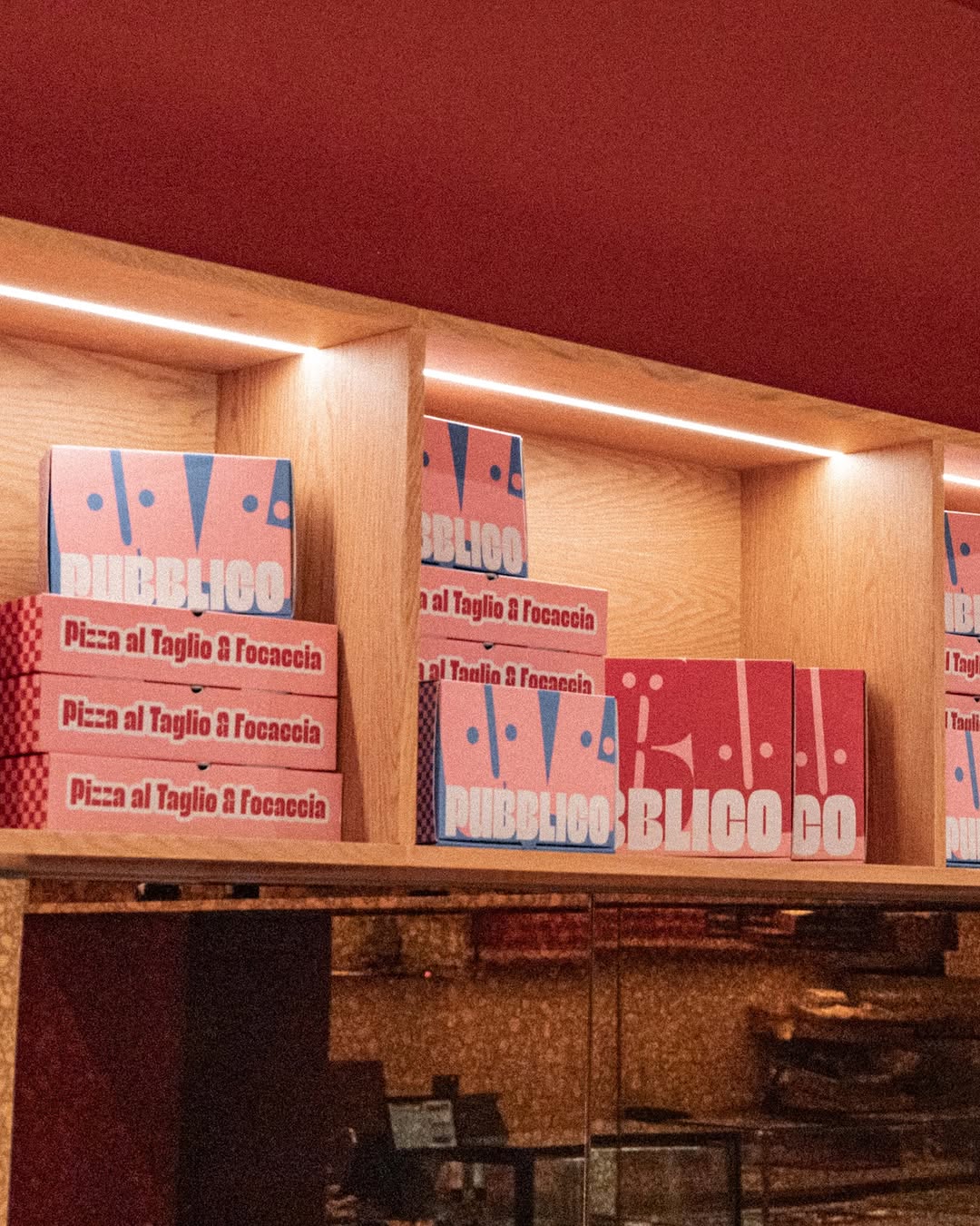 Pubblico: attractive display of branded packaging