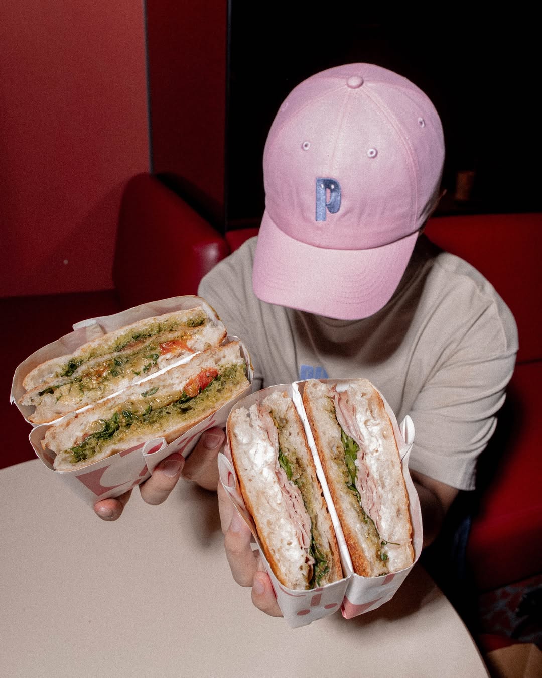 Pubblico: appetizing food photo in venue