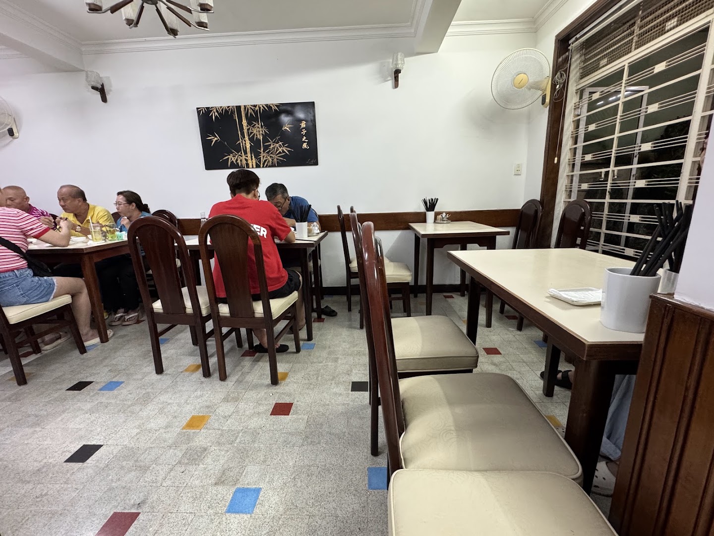 Quán Ăn Ngự Bình: clear shot of restaurant interior