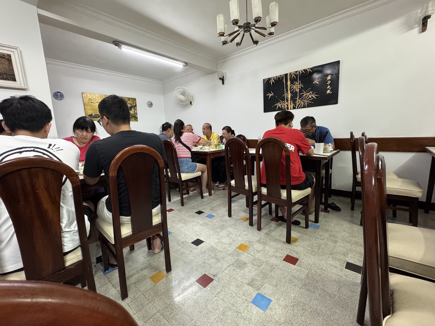 Quán Ăn Ngự Bình: restaurant atmosphere and patrons