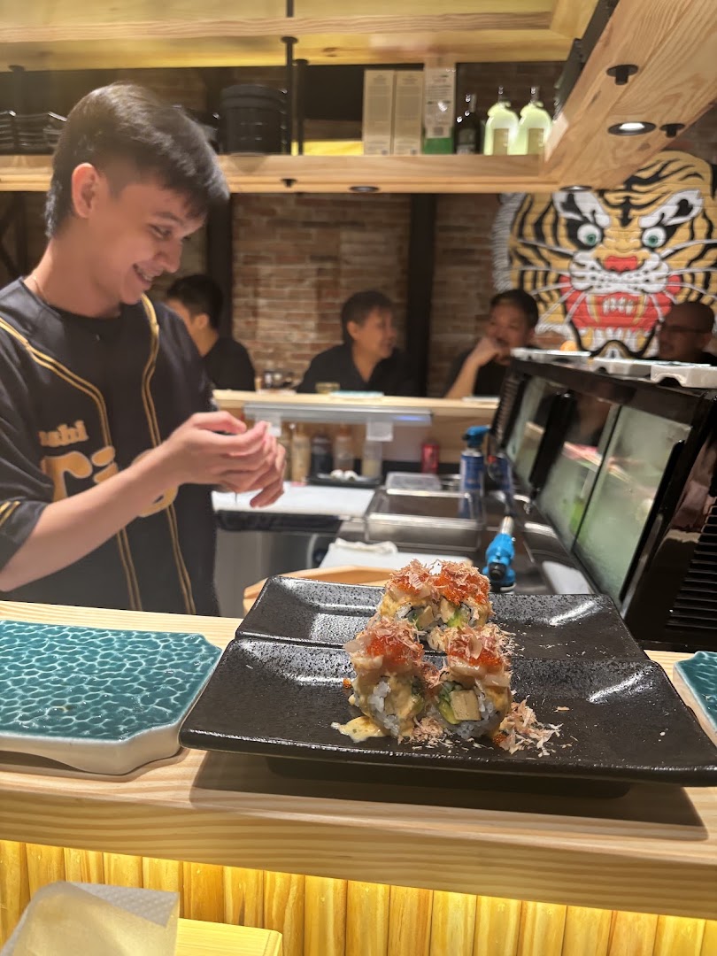 Roll Sushi Tiger: appetizing food and restaurant atmosphere