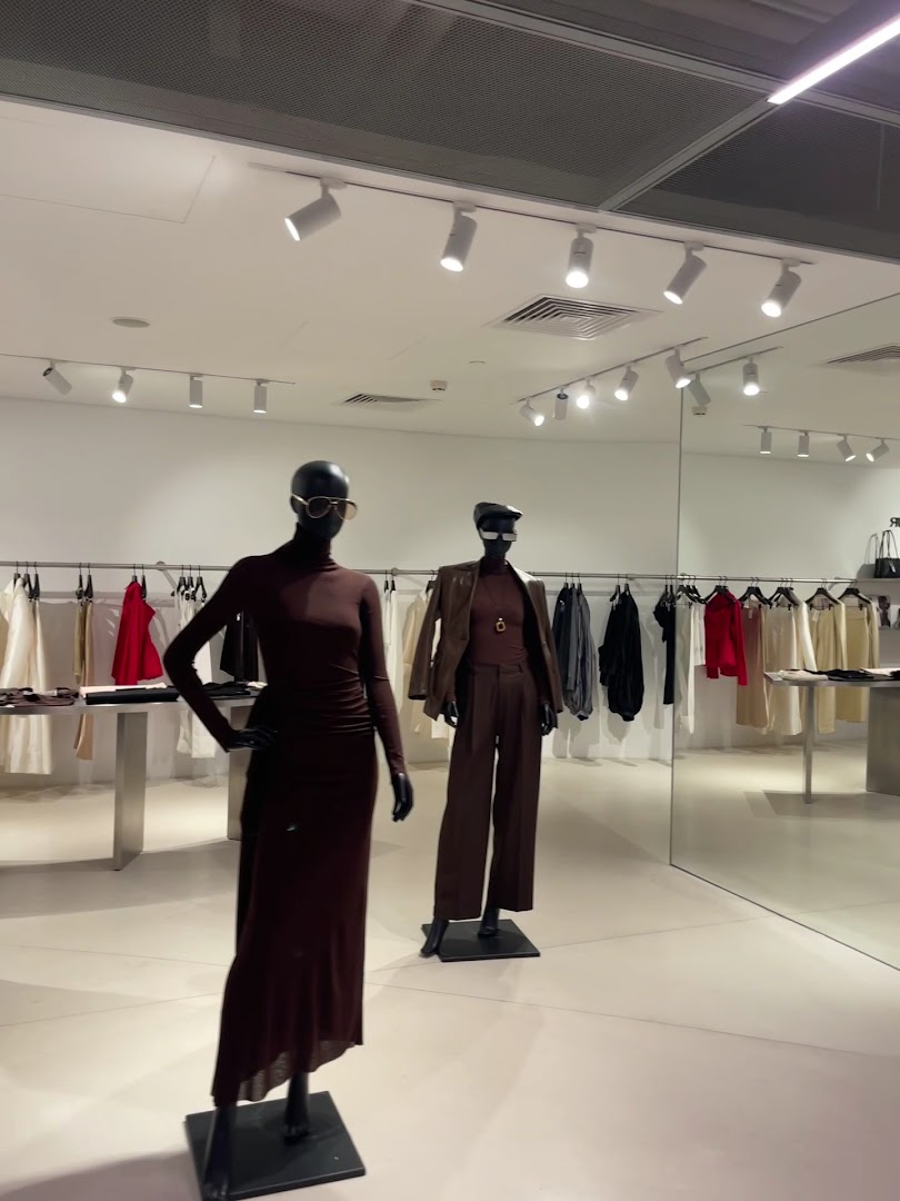 Rue Miche L'Édition: clear display of shop interior