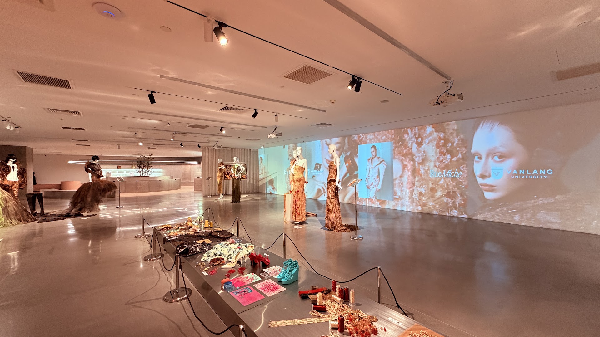 Rue Miche L'Édition: professional interior shop display photo