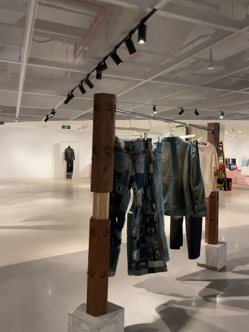 Rue Miche L'Édition: clear display of shop products