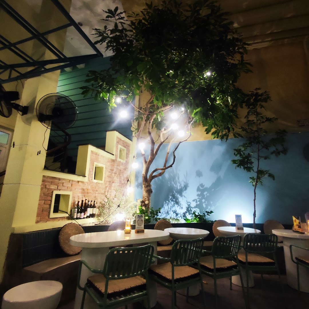 Tà Tà Kitchen: attractive and inviting restaurant atmosphere
