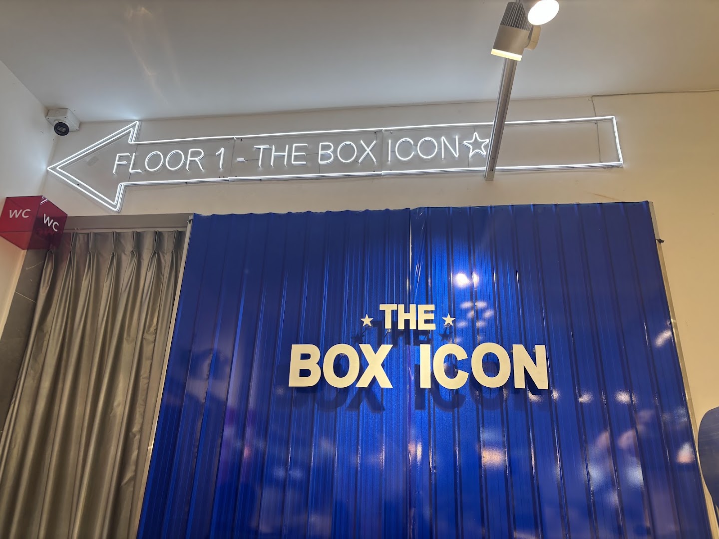 The Box Icon: clear signage of the shop