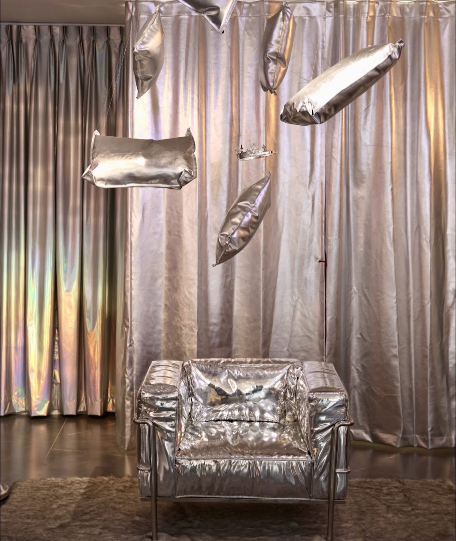 The Box Icon: professional shop interior display photo