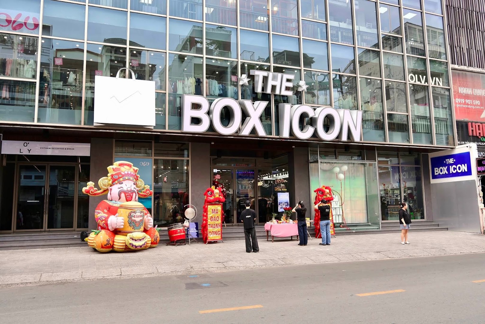 The Box Icon: clear storefront photo of shop