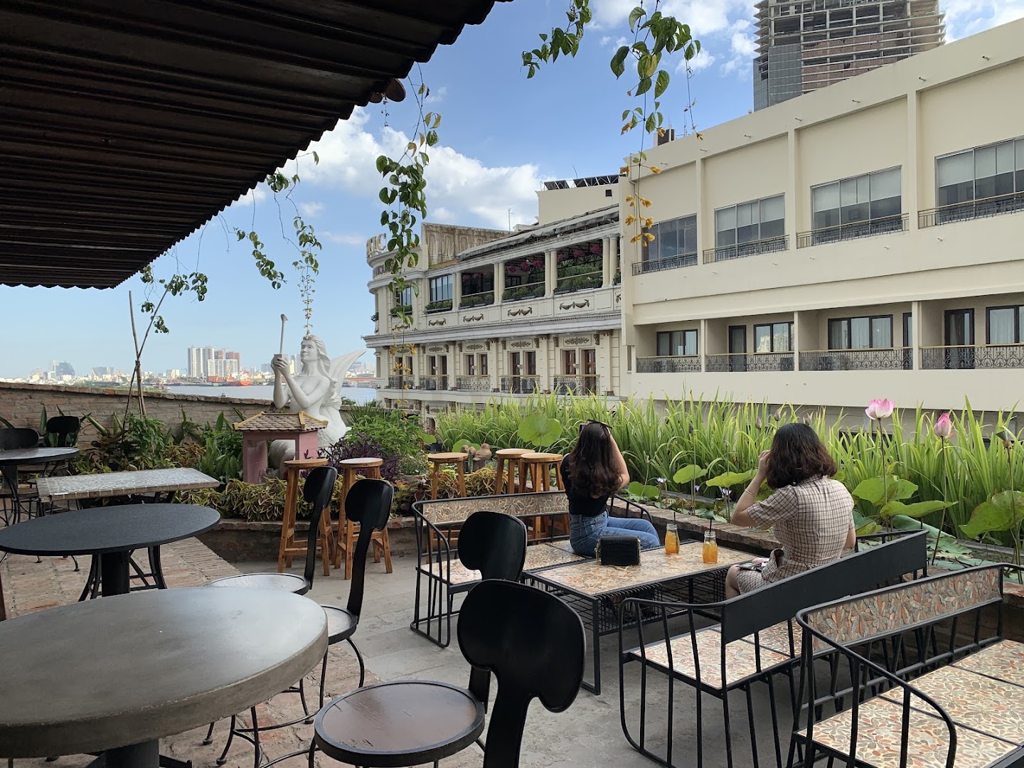 The Workshop Coffee: attractive terrace with pleasant atmosphere