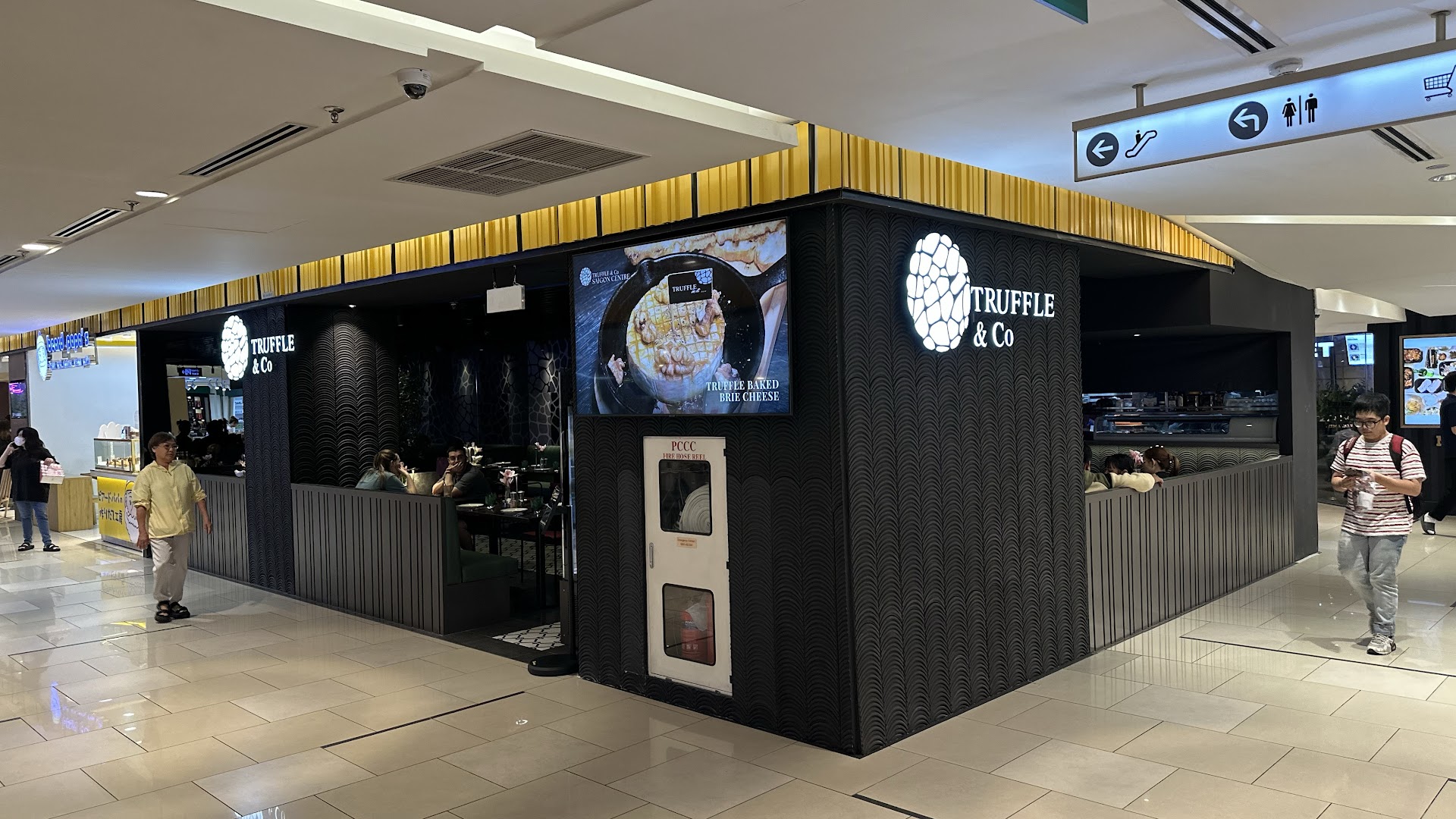 Truffle & Co.: clear view of restaurant exterior