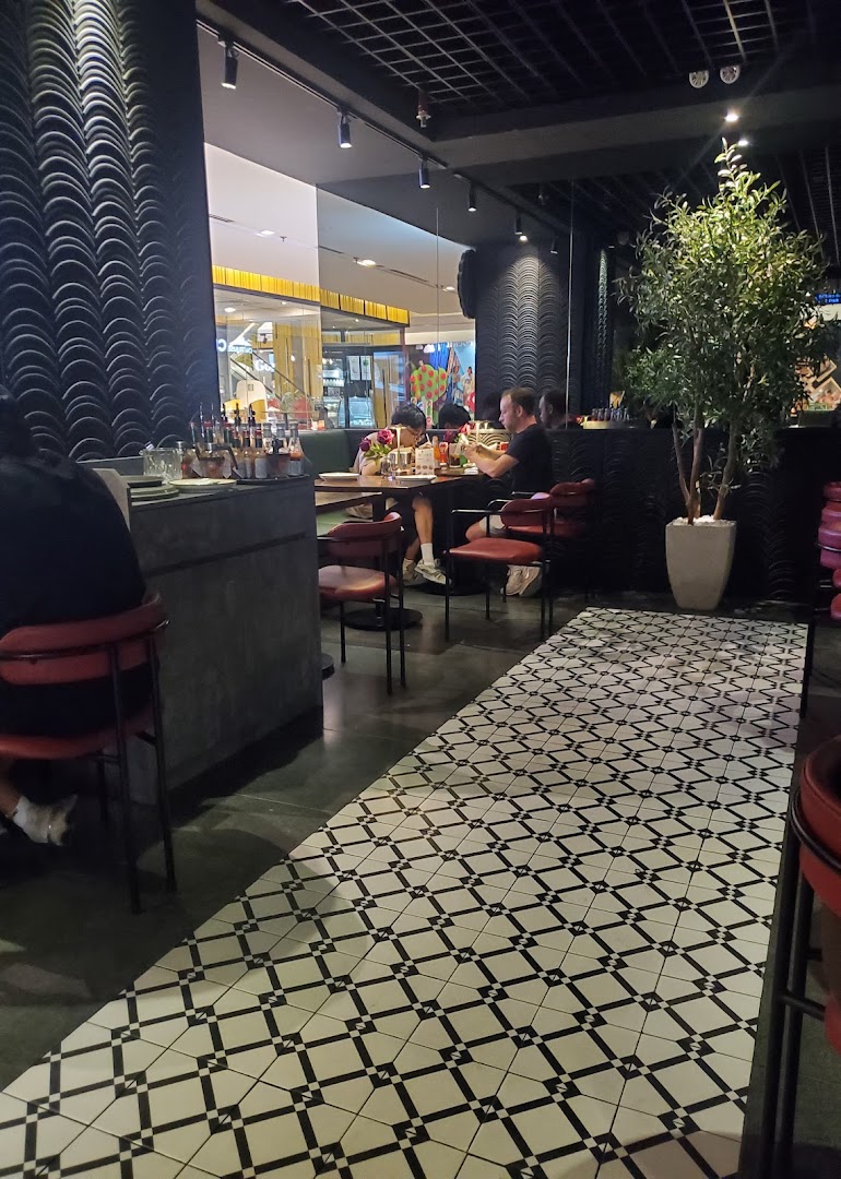 Truffle & Co.: restaurant interior and atmosphere