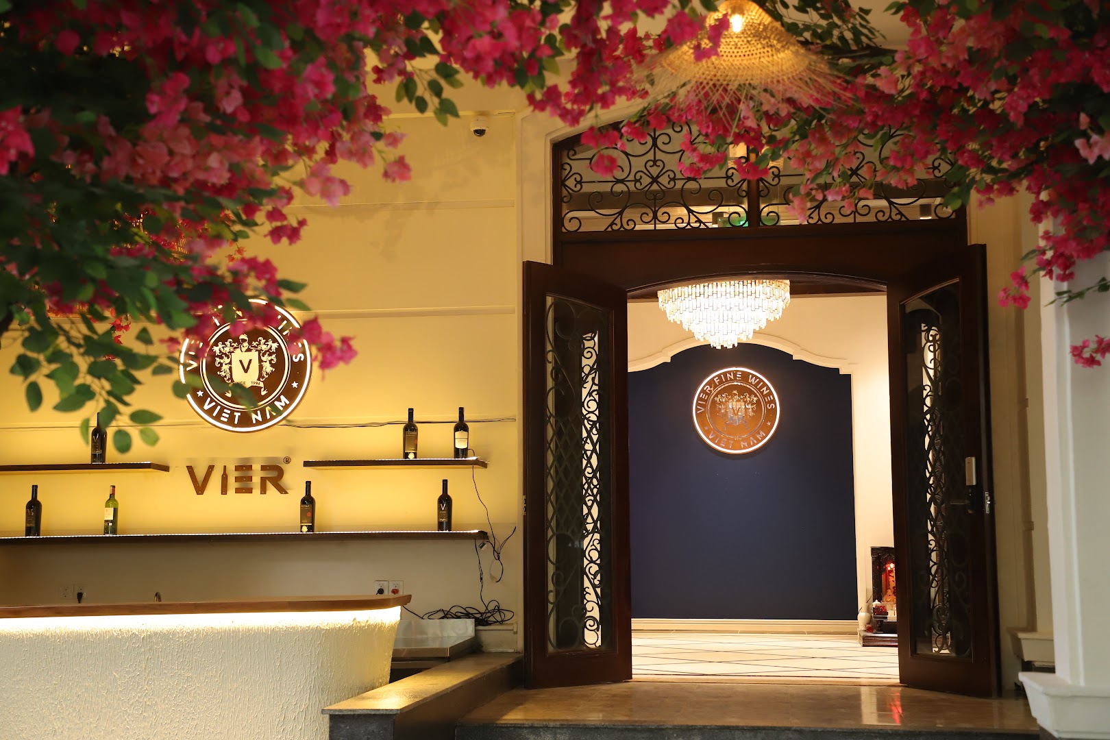 Vier Dining: beautiful, professional interior atmosphere shot