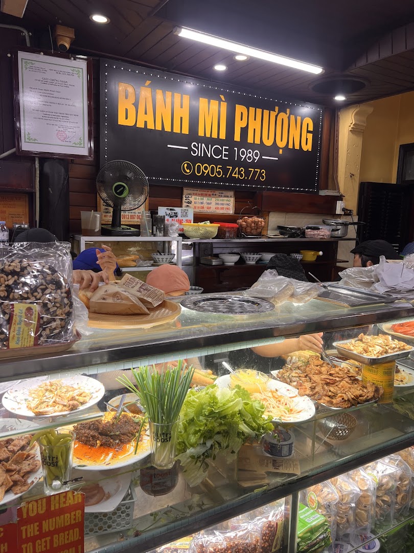 Bánh Mì Phượng: clear view of food display