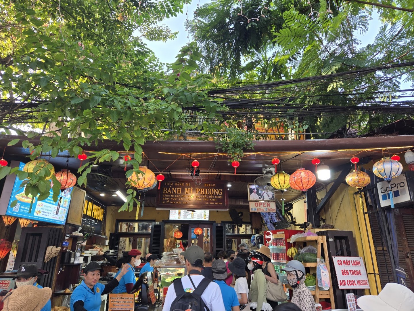 Bánh Mì Phượng: clear view of venue atmosphere