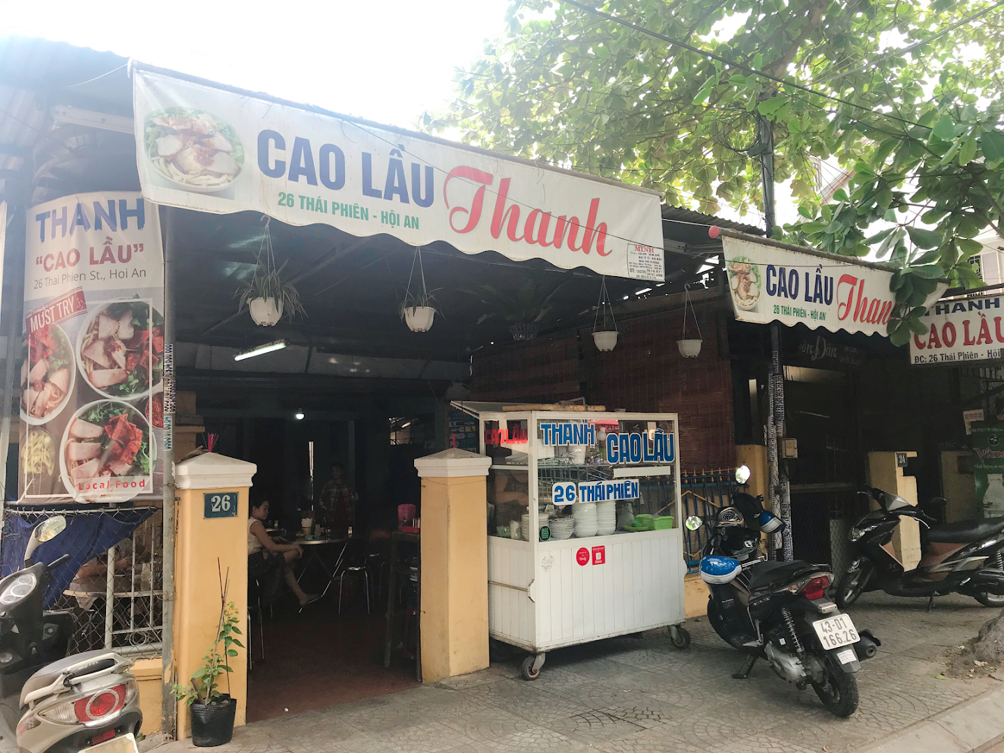 Cao Lầu Thanh: clear exterior view of restaurant