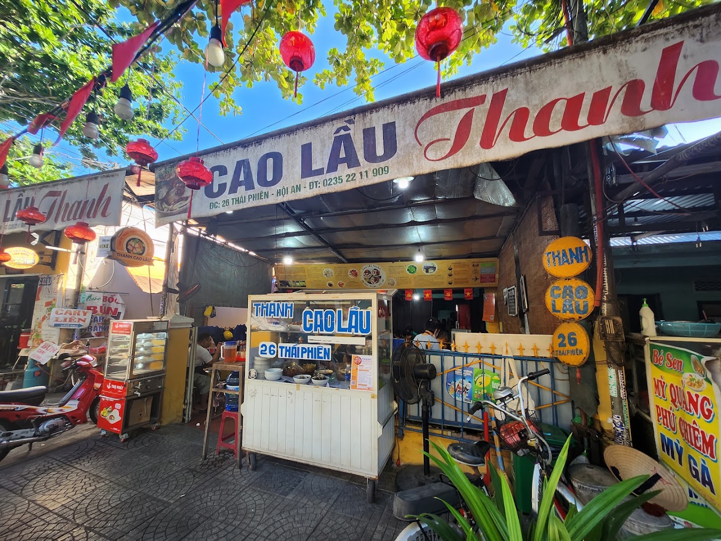 Cao Lầu Thanh: clear exterior shot of restaurant