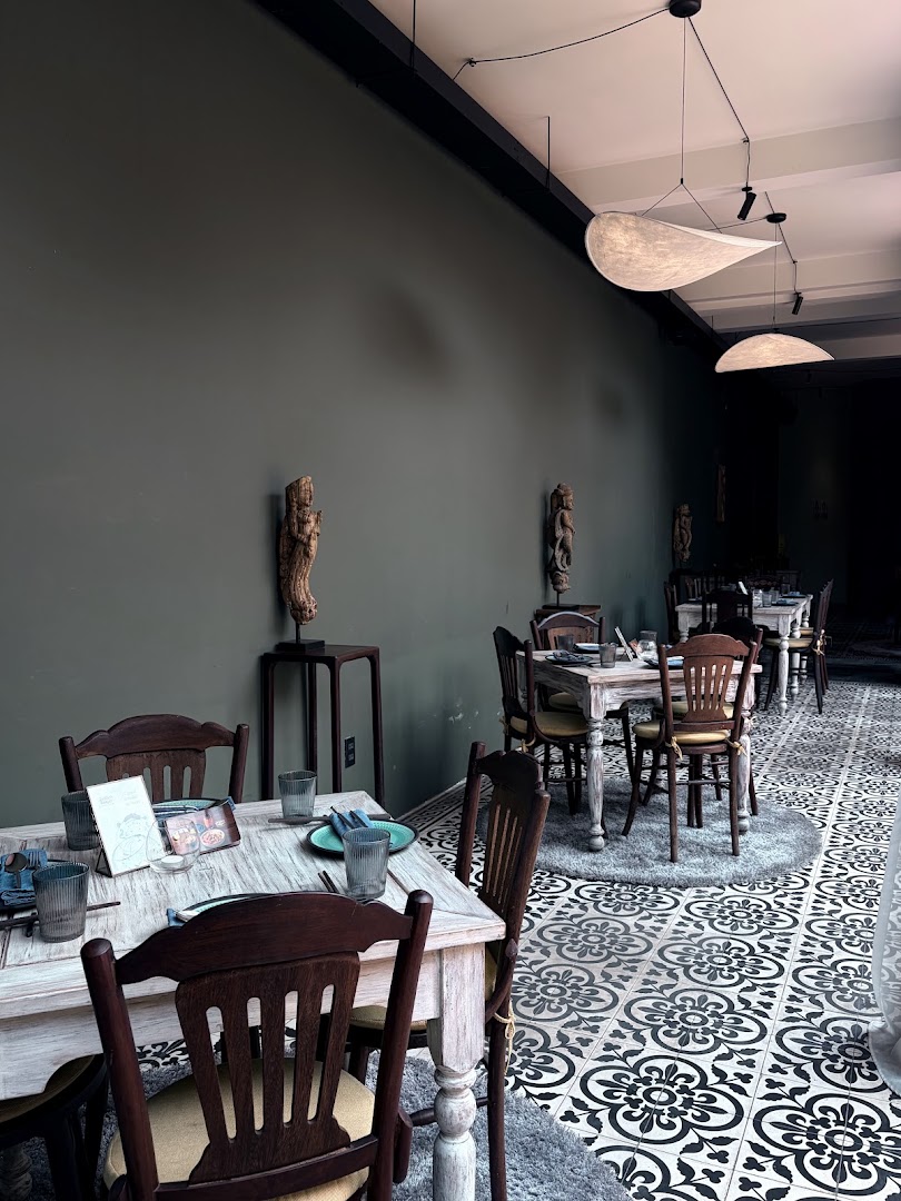 Hidden Thaiger: clear, professional interior atmosphere shot