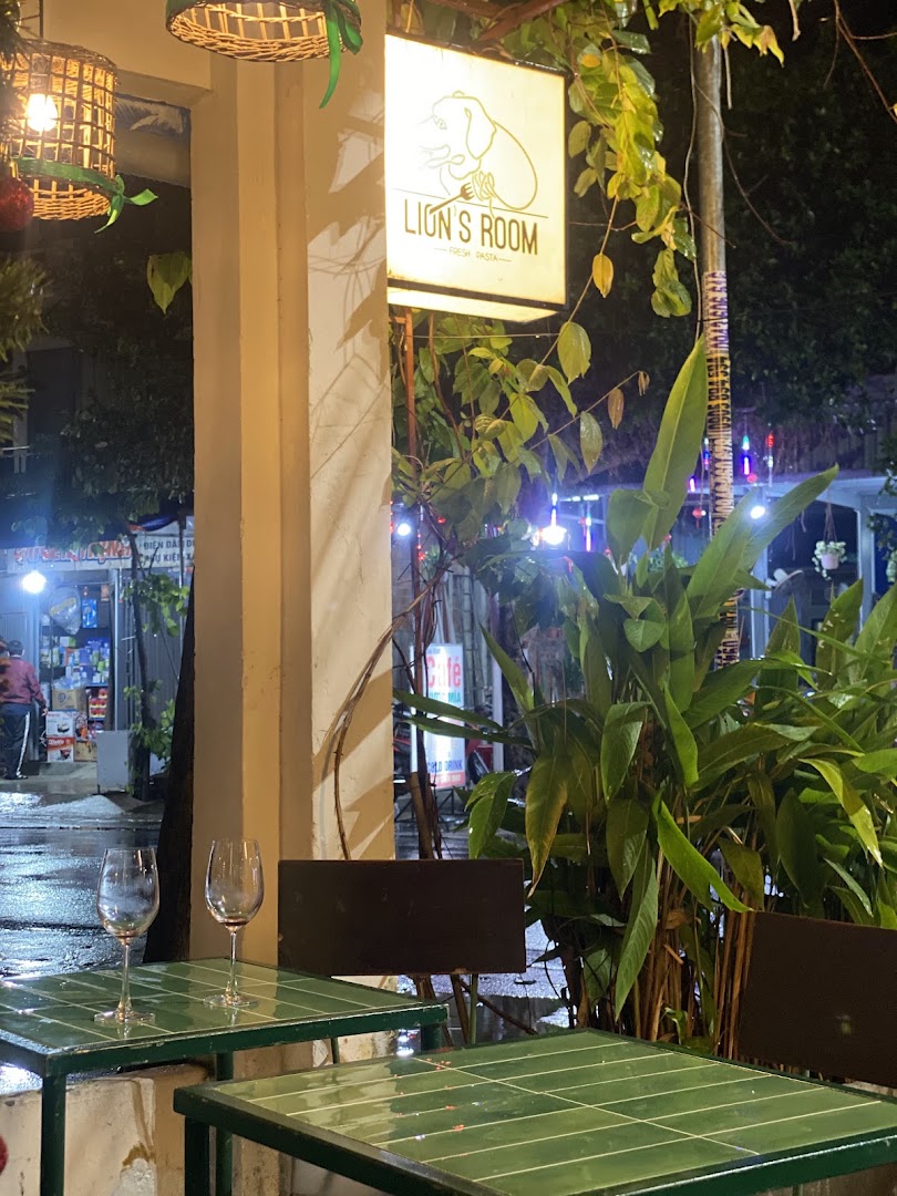 Lion's Room: inviting atmosphere and clear branding