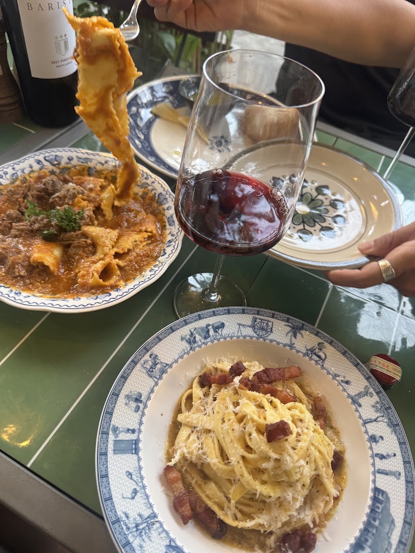 Lion's Room: appetizing food and dining atmosphere