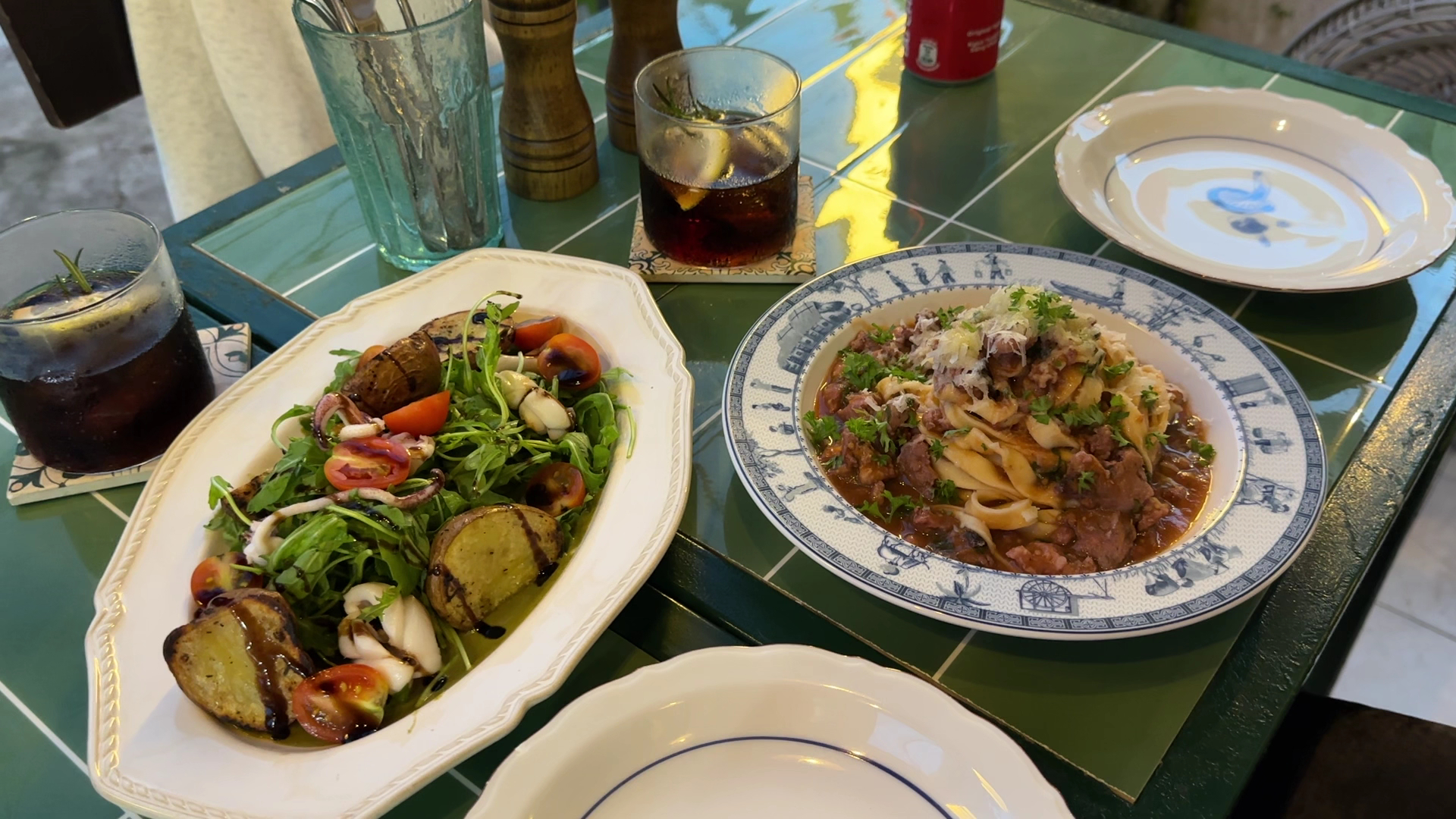 Lion's Room: appetizing food and drink presentation