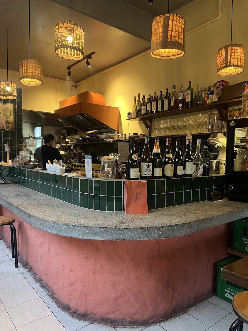 Lion's Room: inviting restaurant interior and atmosphere