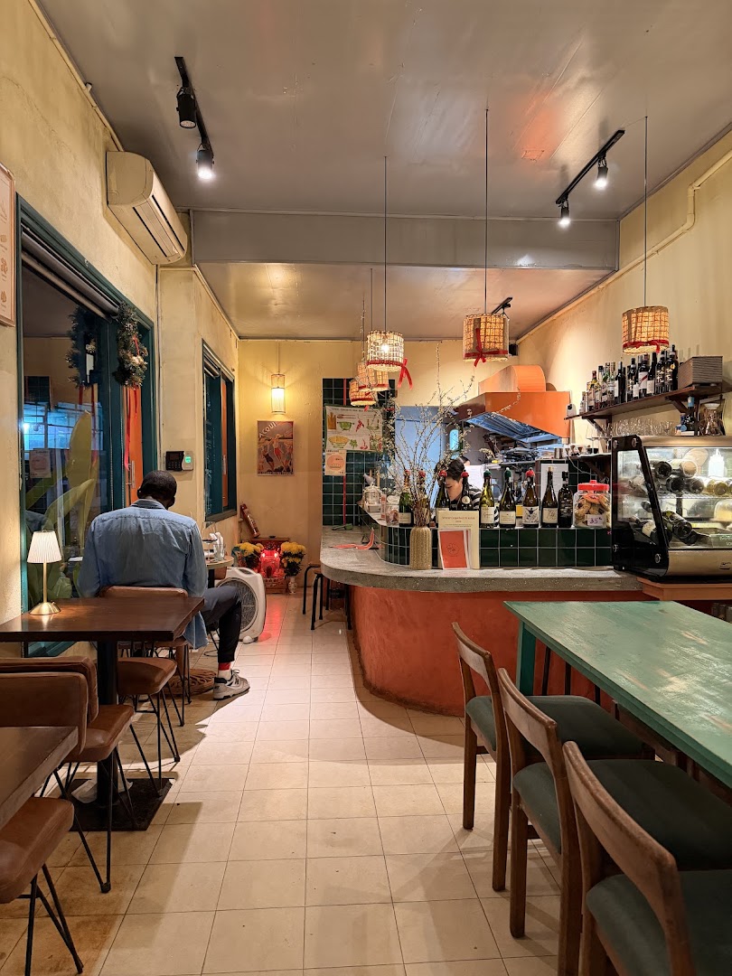 Lion's Room: clear shot of restaurant interior