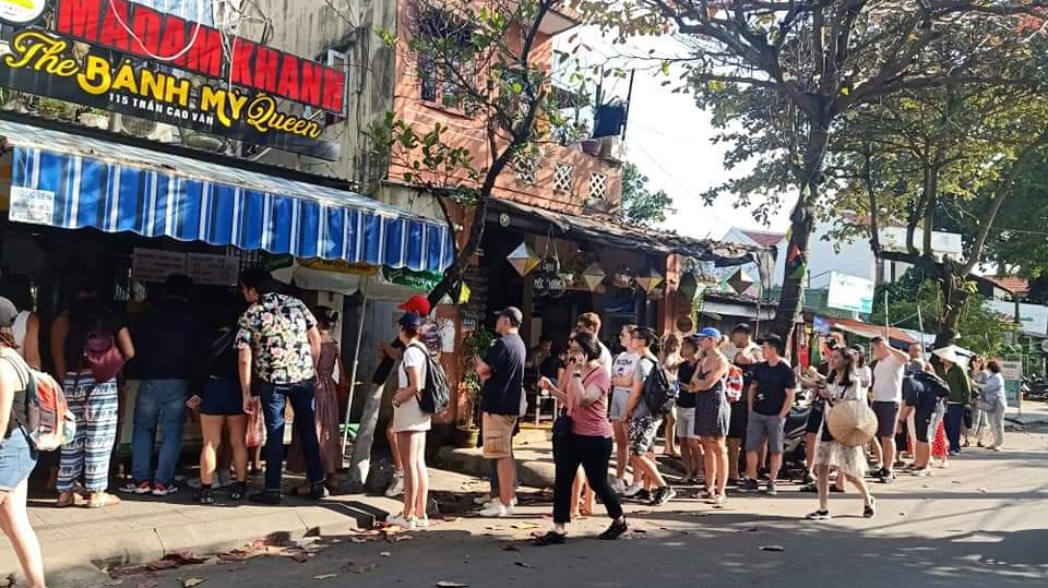 Madam Khánh - The Banh Mi Queen: popular venue and atmosphere
