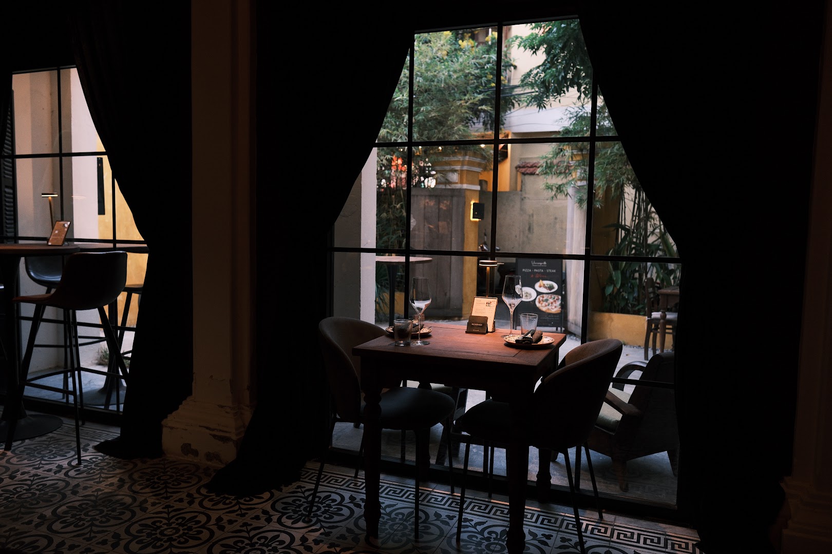 Vincognito: atmospheric and professional interior shot