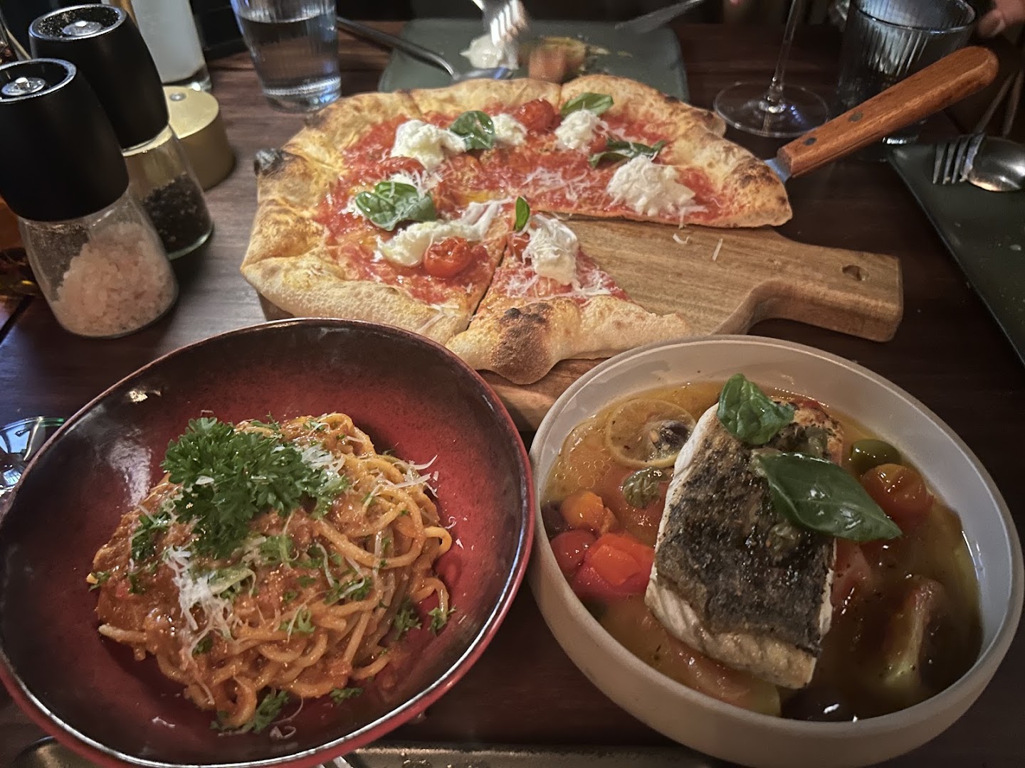 Vincognito: appetizing photo of served dishes