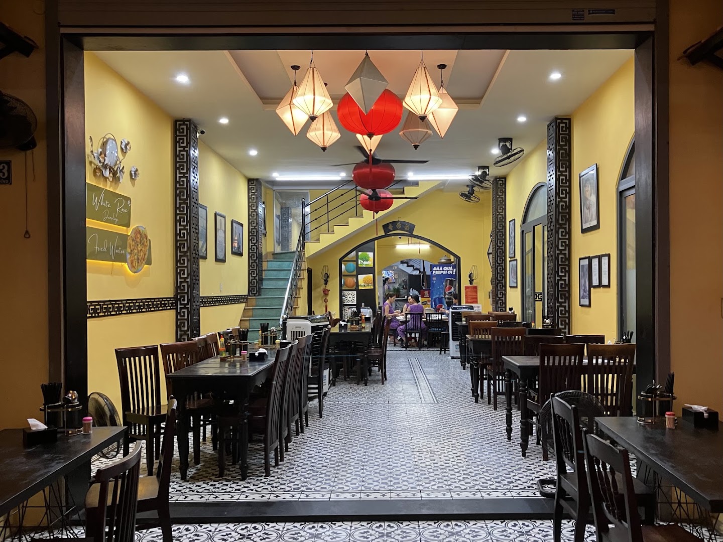 White Rose Restaurant: clear, inviting interior restaurant shot