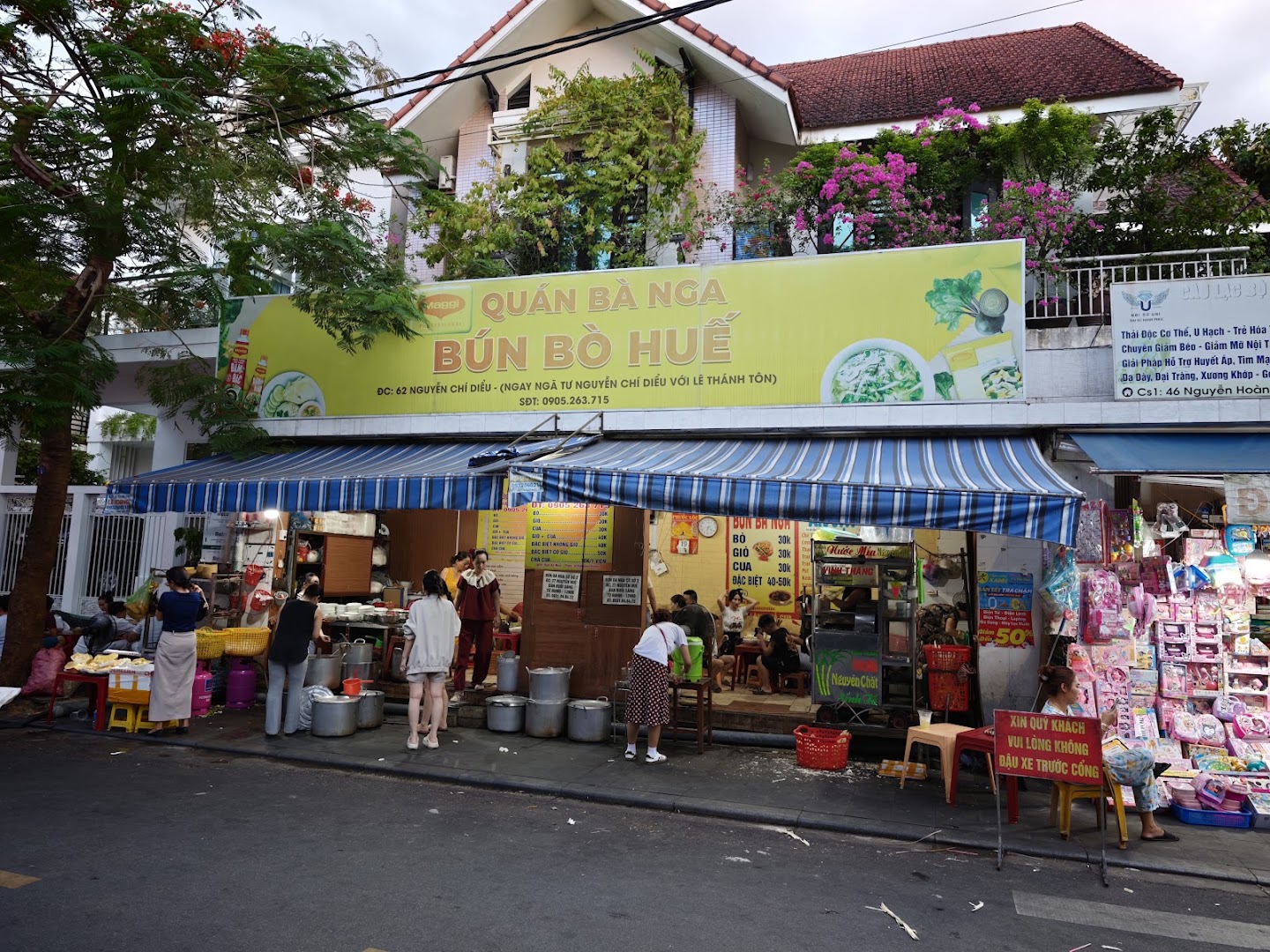 Bún Bò Bà Nga: clear exterior shot of venue