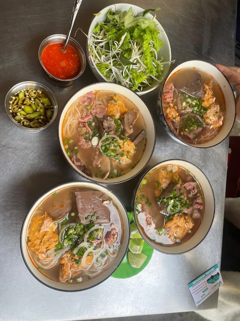 Bún Bò Mụ Rơi: appetizing photo of served food