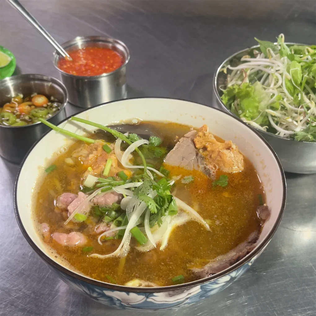 Bún Bò Mụ Rơi: appetizing photo of the food
