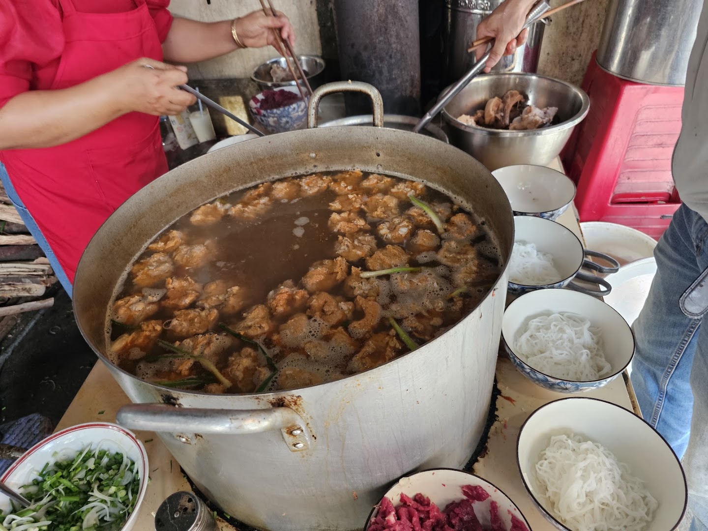 Bún Bò Mụ Rơi: appetizing food preparation scene
