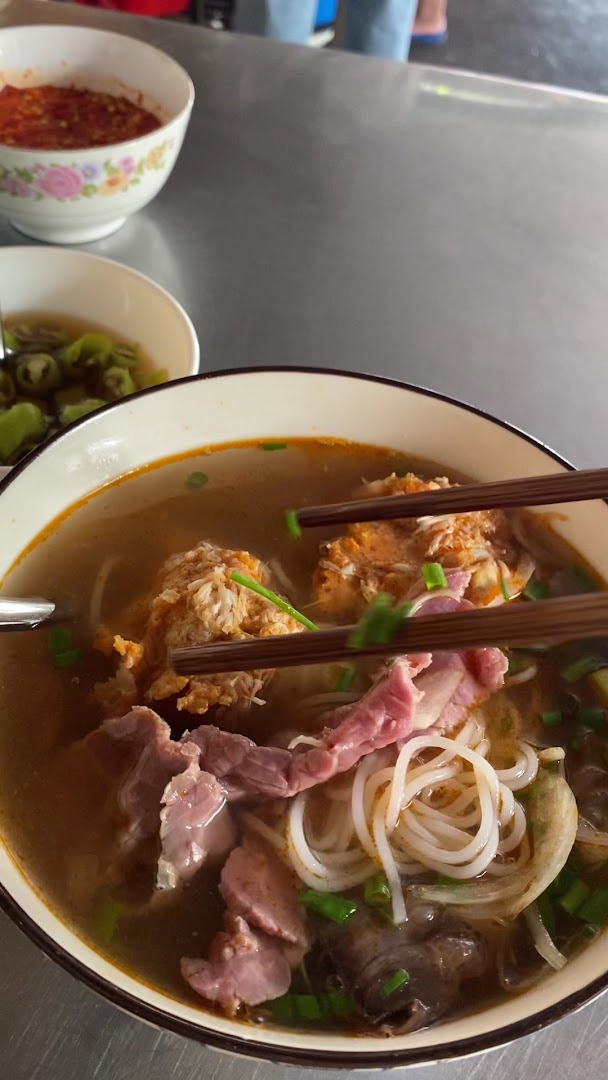 Bún Bò Mụ Rơi: appetizing photo of served food