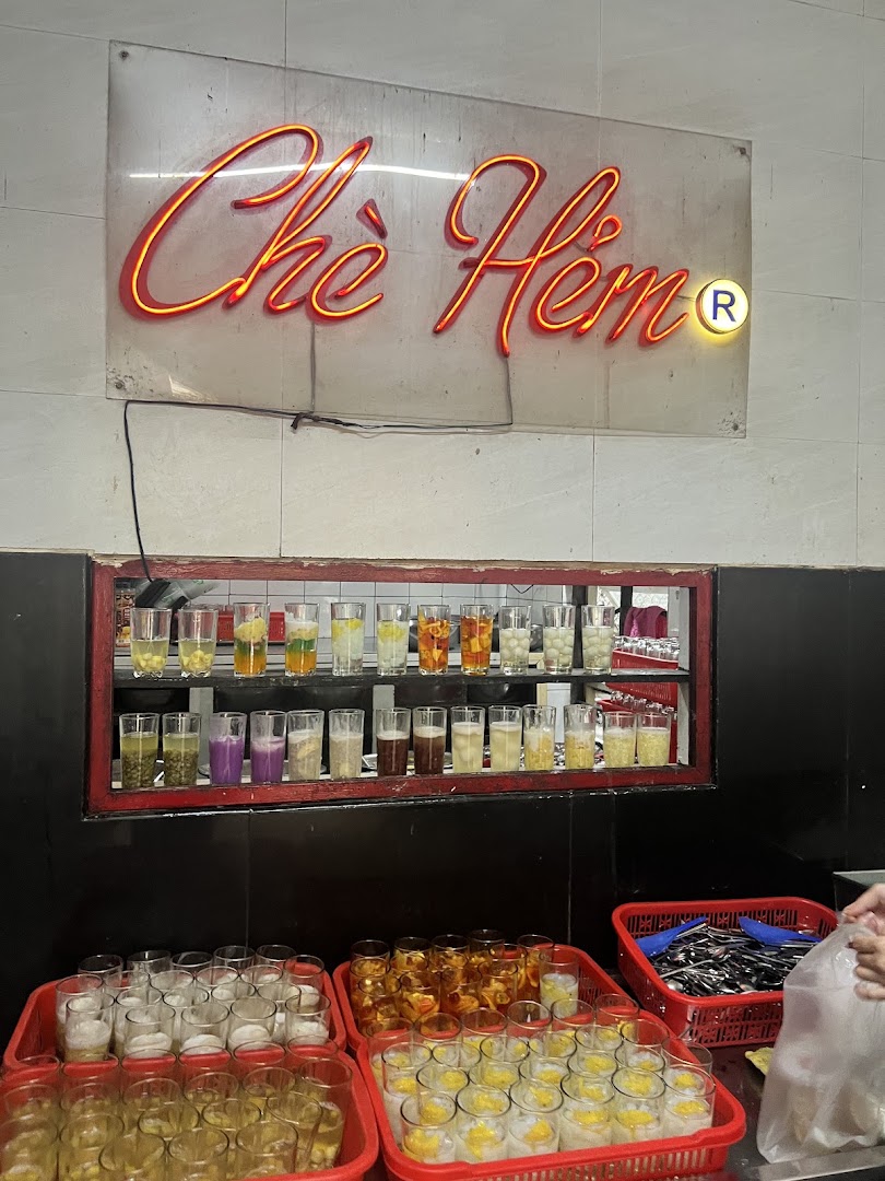 Chè Hẻm: clear display of venue offerings